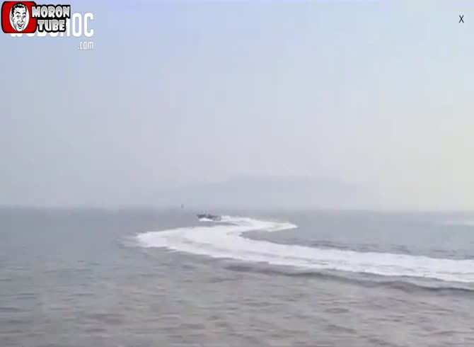 Video :Appalling collision between an Indian Navy speedboat and a ferry, 13 dead